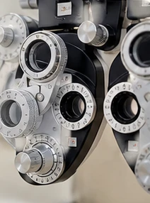 附圖中的驗眼儀器設計參考 · Examination equipment design reference
